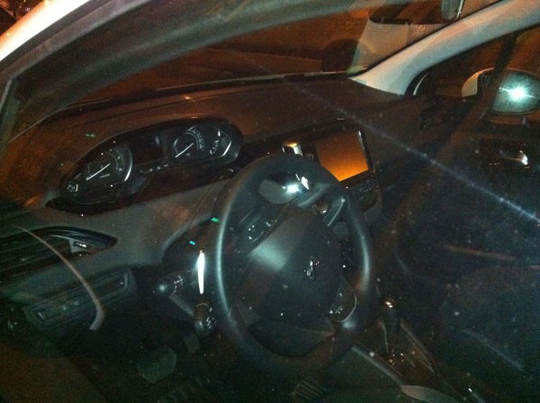 Intérieur de la Peugeot 208 Blanche 5 portes + Becquet à Paris