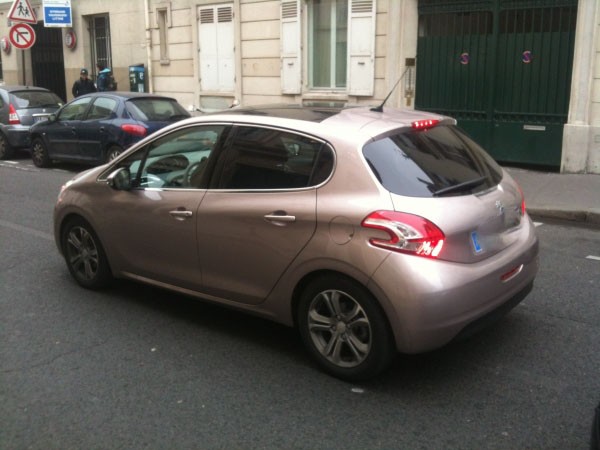 Peugeot 208 Blossom Grey 5 portes à Paris