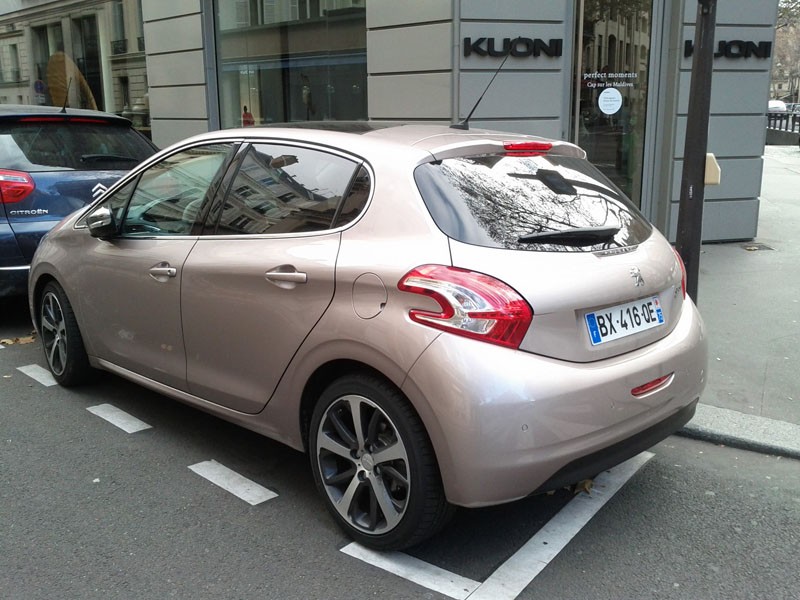 Peugeot 208 e-HDi Blossom Grey 5 portes à Paris