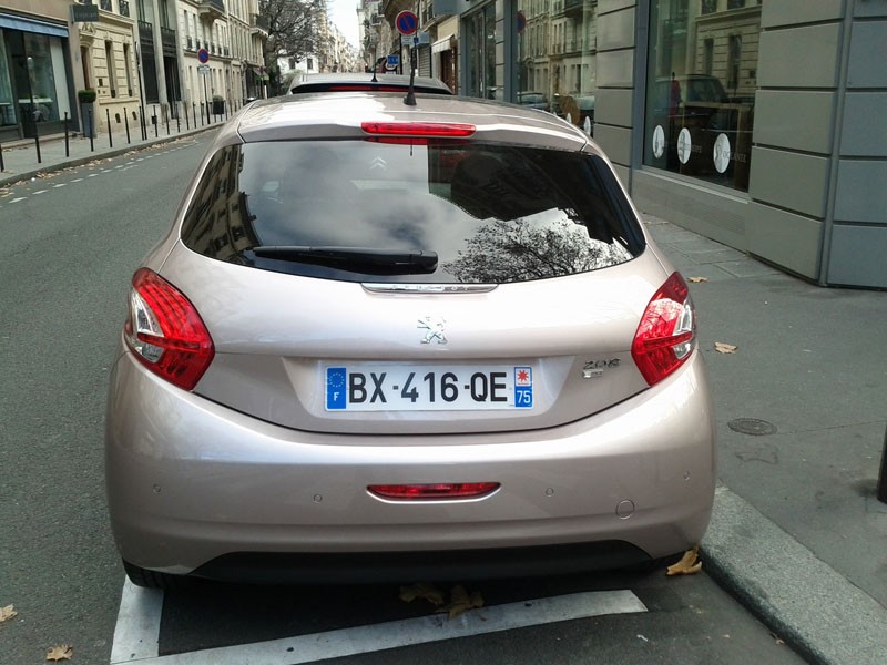 Vue arrière Peugeot 208 e-HDi Blossom Grey 5 portes à Paris