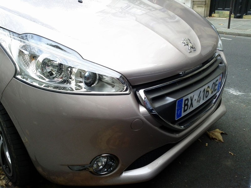 Face avant Peugeot 208 e-HDi Blossom Grey 5 portes à Paris