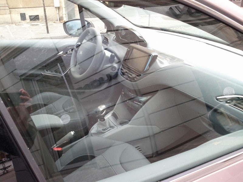 Intérieur Peugeot 208 e-HDi Blossom Grey 5 portes à Paris