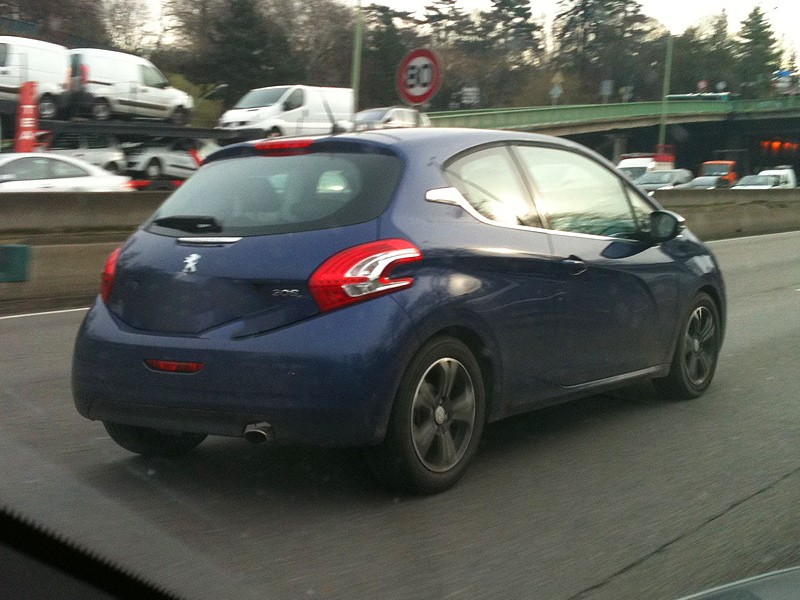 Peugeot 208 Bleu Virtuel 3 portes à Paris