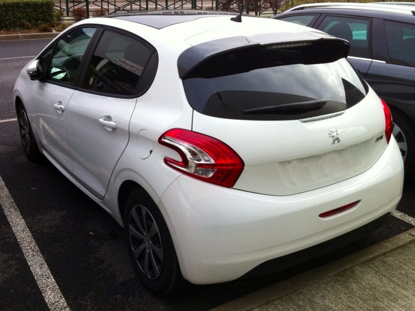 Peugeot 208 Economique 5 portes Blanc Banquise + Becquet à Poissy