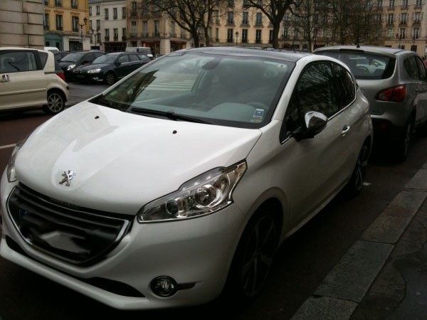 Peugeot 208 3 portes Blanche à Versailles