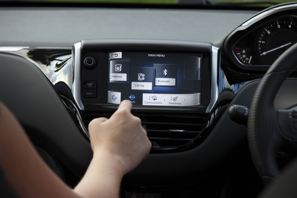 peugeot-208-touch-screen-australia-1-069