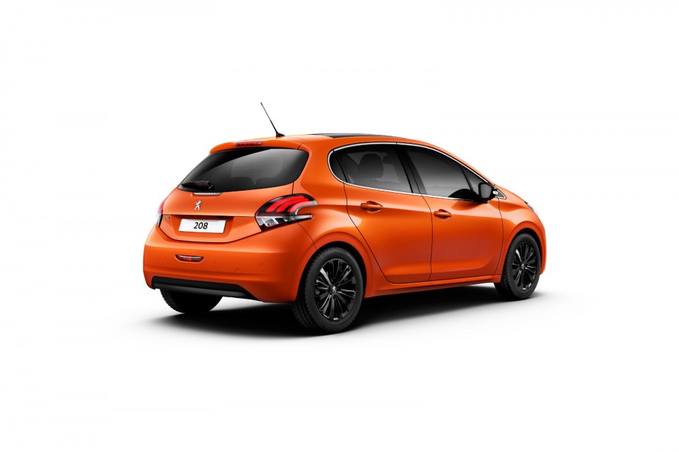 Photo 3/4 arrière nouvelle Peugeot 208 restylée Orange Power (