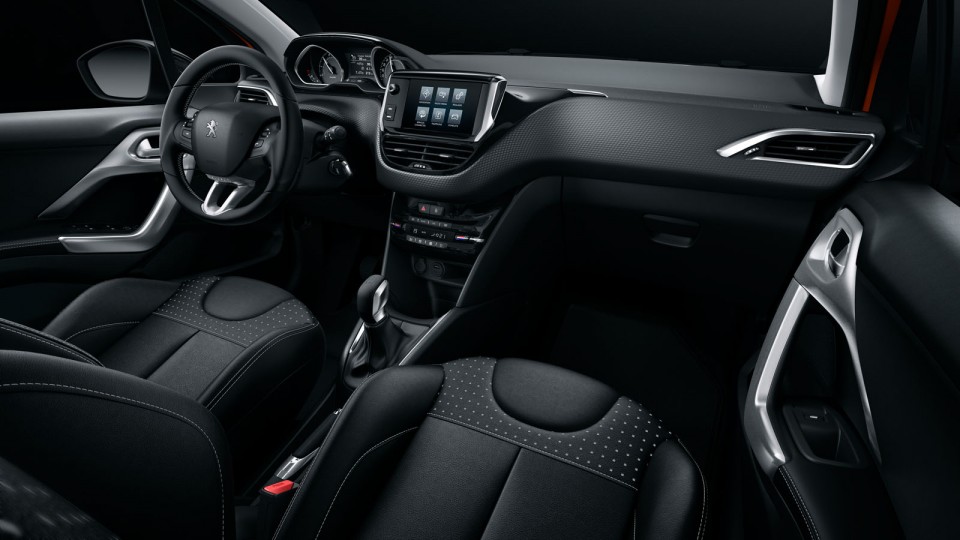 Photo intérieur cuir noir Peugeot 208 restylée (2015)