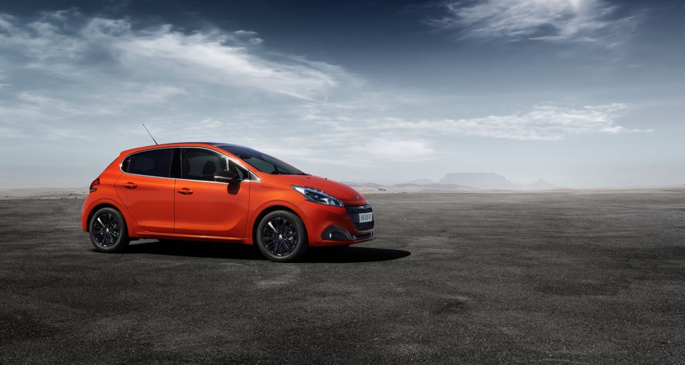 Photo officielle Peugeot 208 restylée Orange Power (2015)