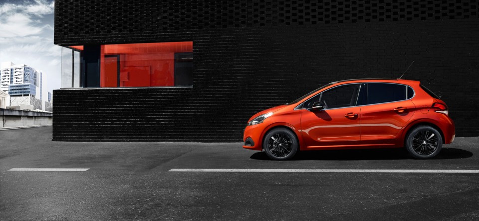 Photo officielle Peugeot 208 restylée Orange Power (2015)