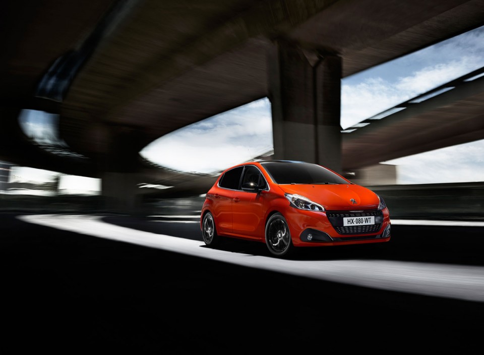 Photo officielle Peugeot 208 restylée Orange Power (2015)