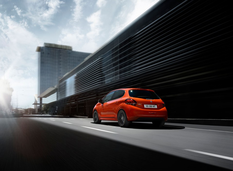 Photo officielle Peugeot 208 restylée Orange Power (2015)