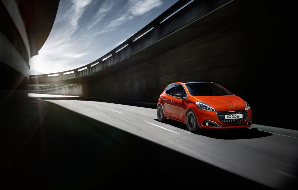 Photo officielle Peugeot 208 restylée Orange Power (2015)