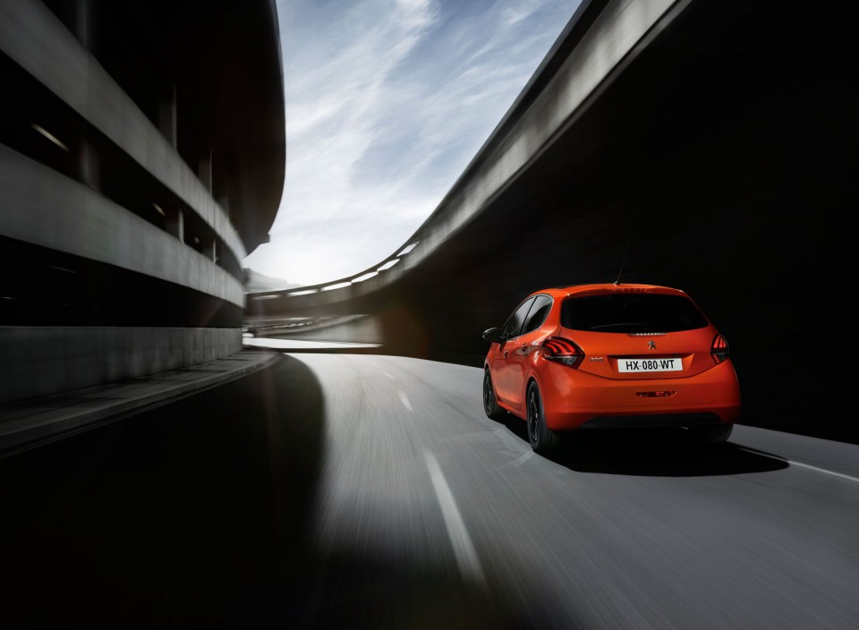 Photo officielle Peugeot 208 restylée Orange Power (2015)