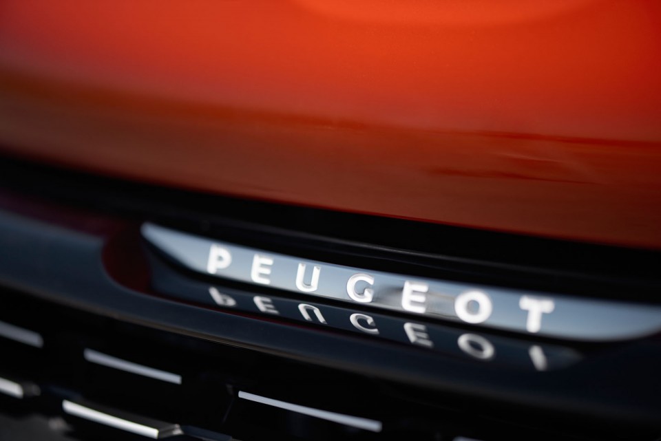 Photo sigle Peugeot nouvelle Peugeot 208 restylée (2015)