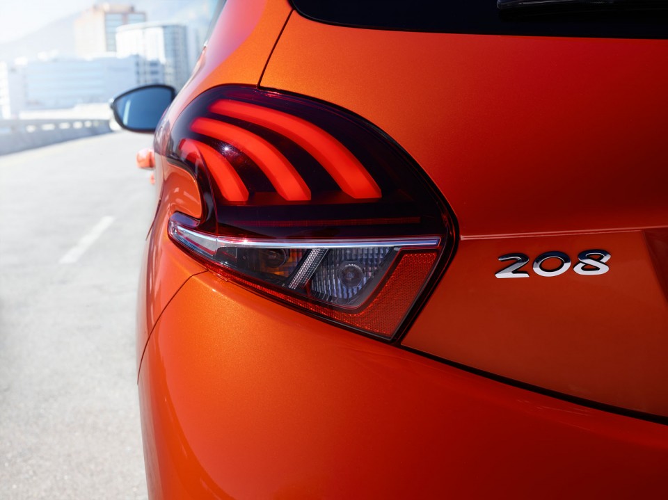 Photo feux arrière LED nouvelle Peugeot 208 restylée (2015)