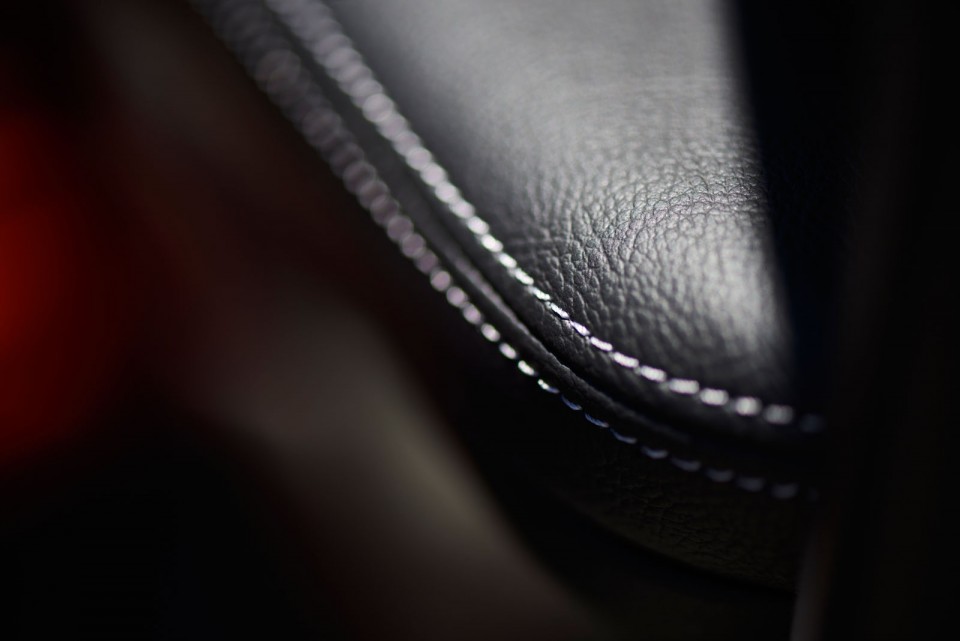 Photo surpiqures cuir nouvelle Peugeot 208 restylée (2015)