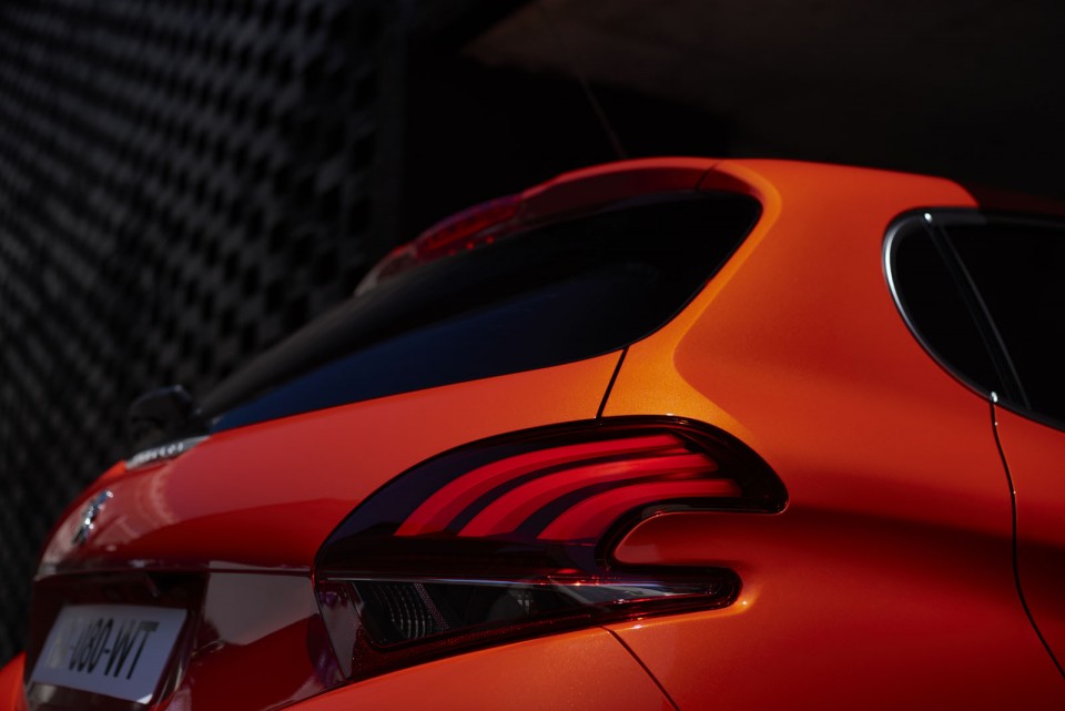 Photo détail feu arrière nouvelle Peugeot 208 Allure Orange Po