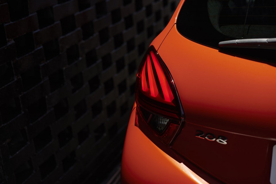 Photo feu arrière LED nouvelle Peugeot 208 Allure Orange Power