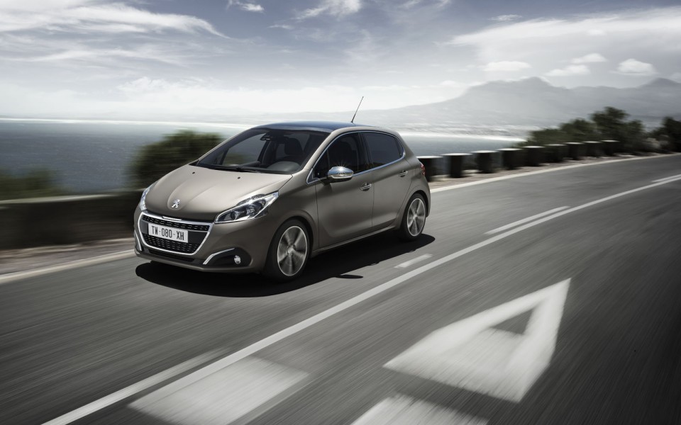 Photo nouvelle Peugeot 208 Féline Ice Grey restylée