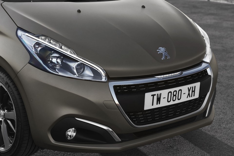 Photo face avant nouvelle Peugeot 208 Féline Ice Grey restylée
