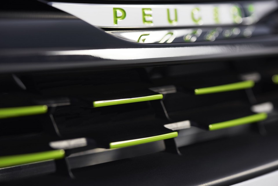 Photo détail calandre Equalizer Peugeot 208 Allure Ice Silver r