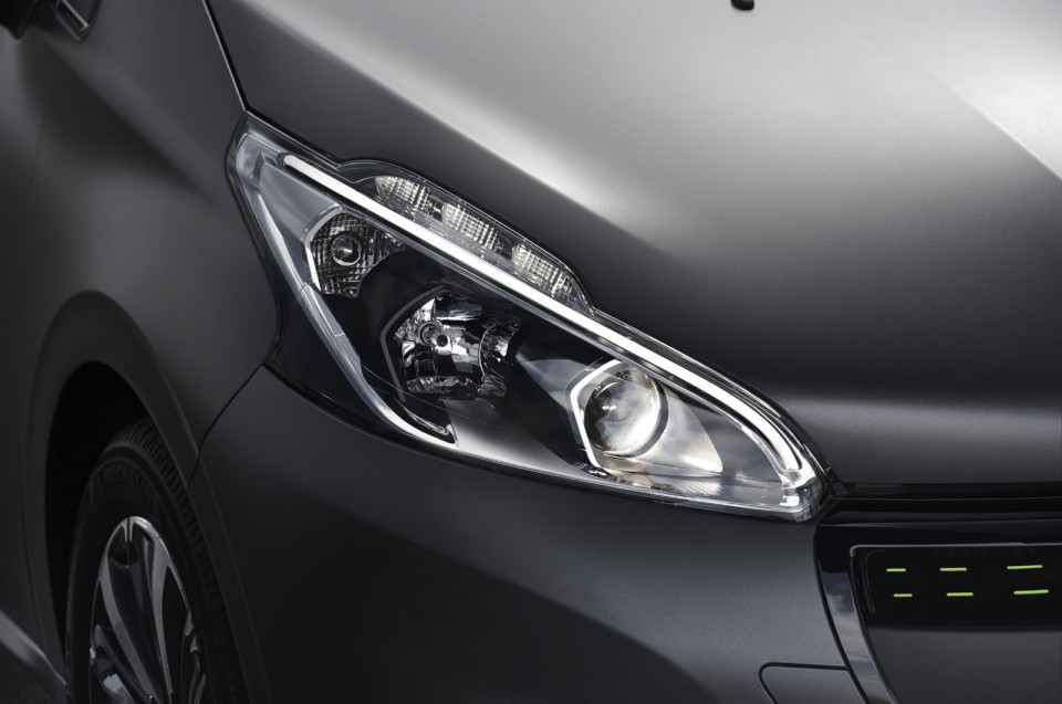 Photo phare avant nouvelle Peugeot 208 Allure Ice Silver restyl