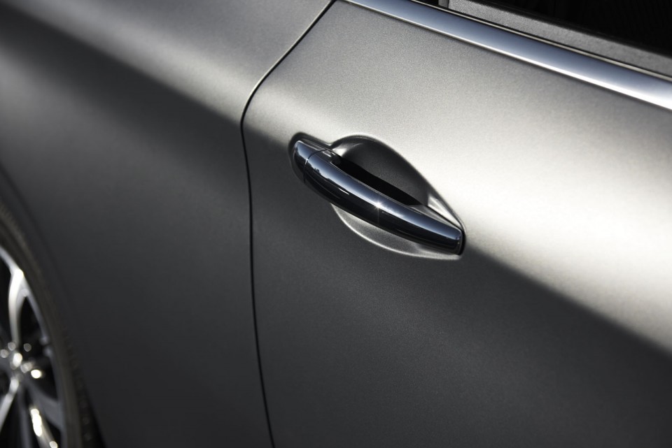 Photo poignée de porte chromée nouvelle Peugeot 208 Allure Ice