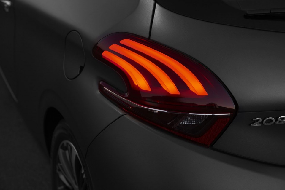 Photo feu arrière LED nouvelle Peugeot 208 Allure Ice Silver re