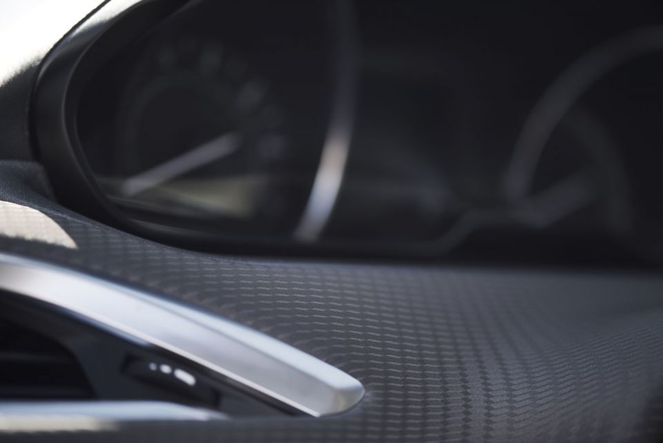 Photo détail planche de bord texturée Peugeot 208 restylée