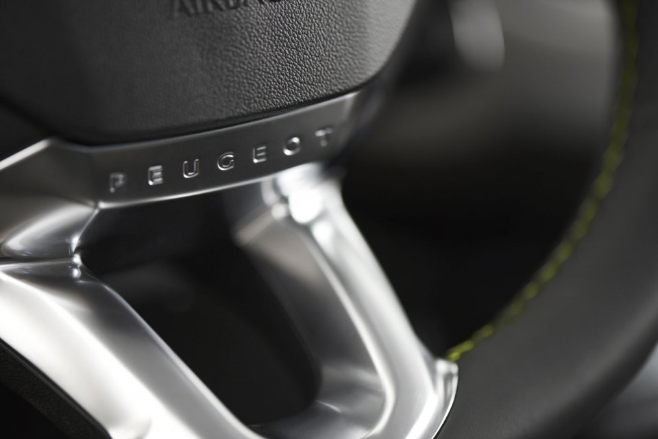 Photo détail volant cuir Lime Yellow Peugeot 208 restylée