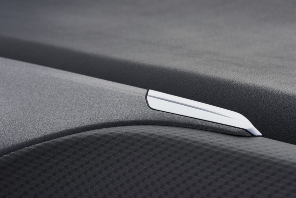 Photo détail chromé tableau de bord Peugeot 208 restylée