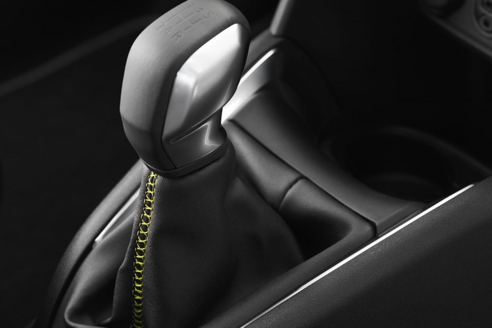 Photo pommeau levier de vitesses Peugeot 208 restylée