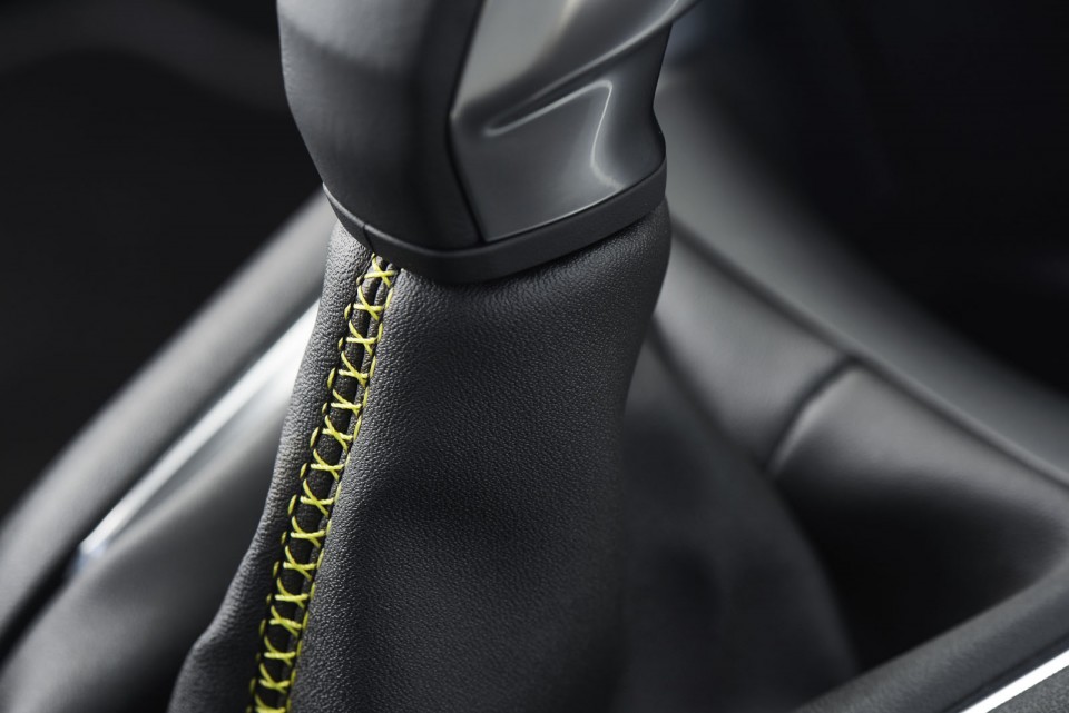 Photo détail surpiqures soufflet levier vitesses Peugeot 208 re