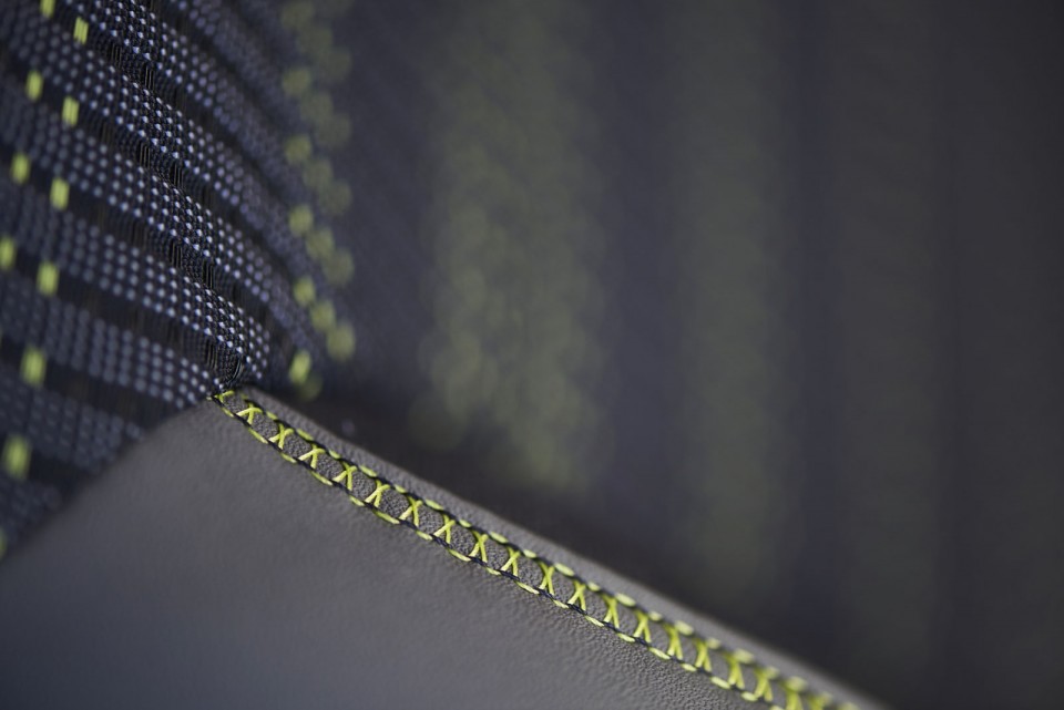 Photo surpiqures siège Lime Yellow Peugeot 208 restylée