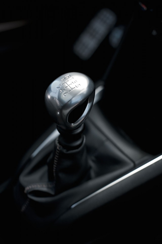 Pommeau chrome satin Peugeot 208 BVM6 031