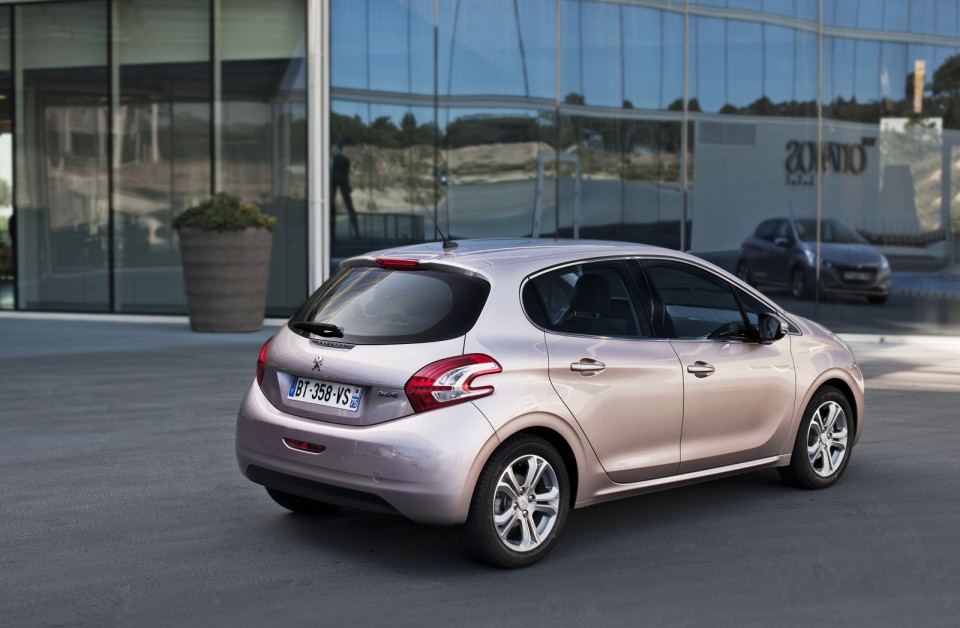 Photo officielle Peugeot 208 Allure Blossom Grey 003