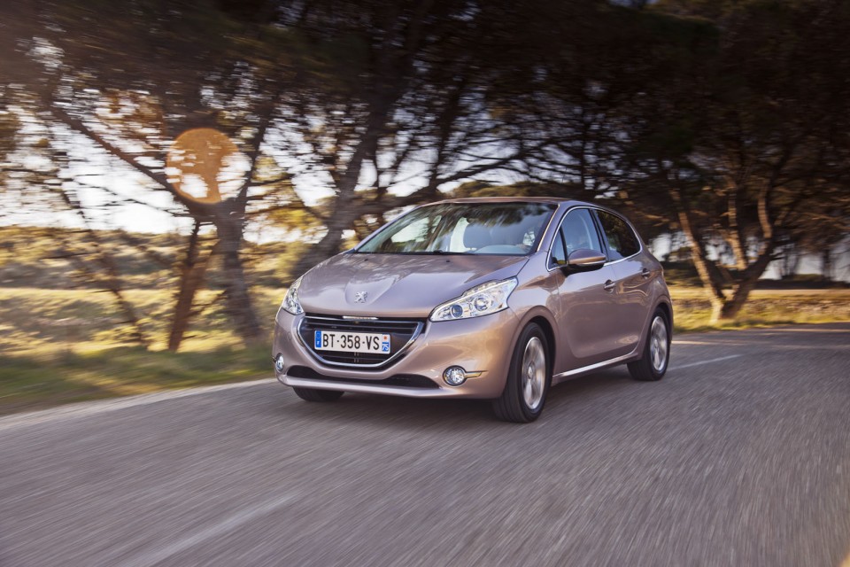 Photo officielle Peugeot 208 Allure Blossom Grey 010