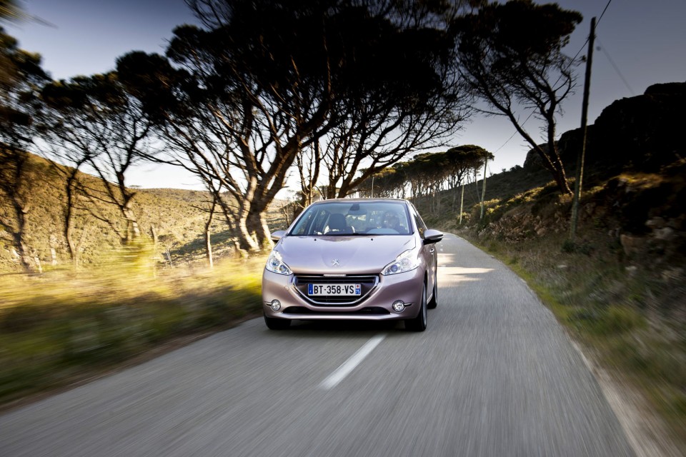 Photo officielle Peugeot 208 Allure Blossom Grey 011