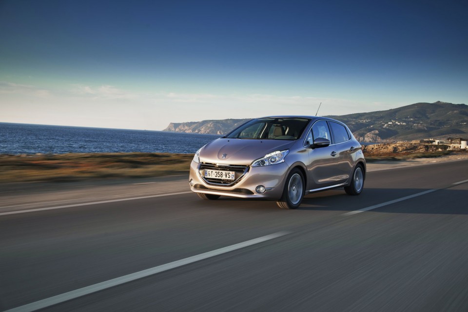 Photo officielle Peugeot 208 Allure Blossom Grey 013