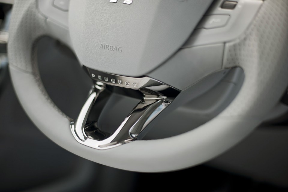 Insert chromé volant Peugeot 208 019