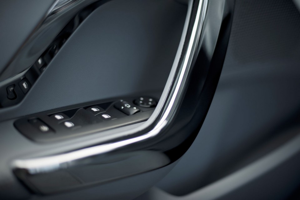 Commandes de lève-vitres et rétros électriques Peugeot 208 026