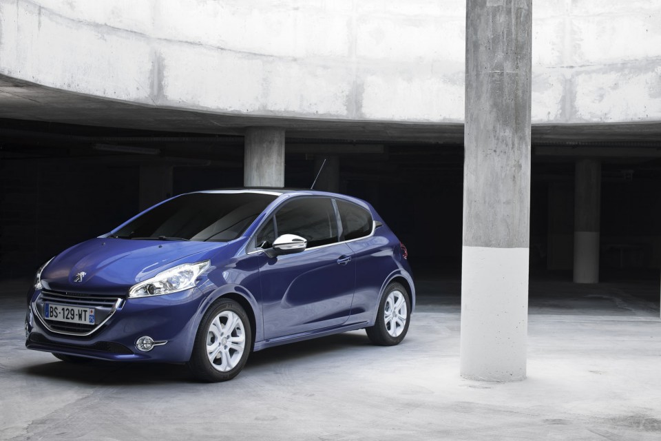 Photo officielle Peugeot 208 Allure Bleu Virtuel 028