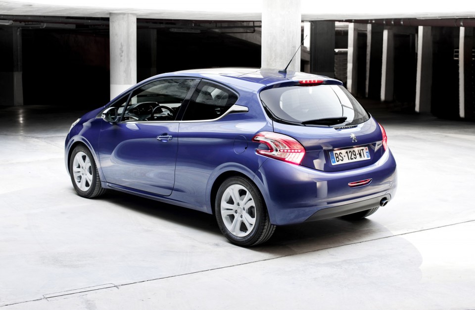 Photo officielle Peugeot 208 Allure Bleu Virtuel 029