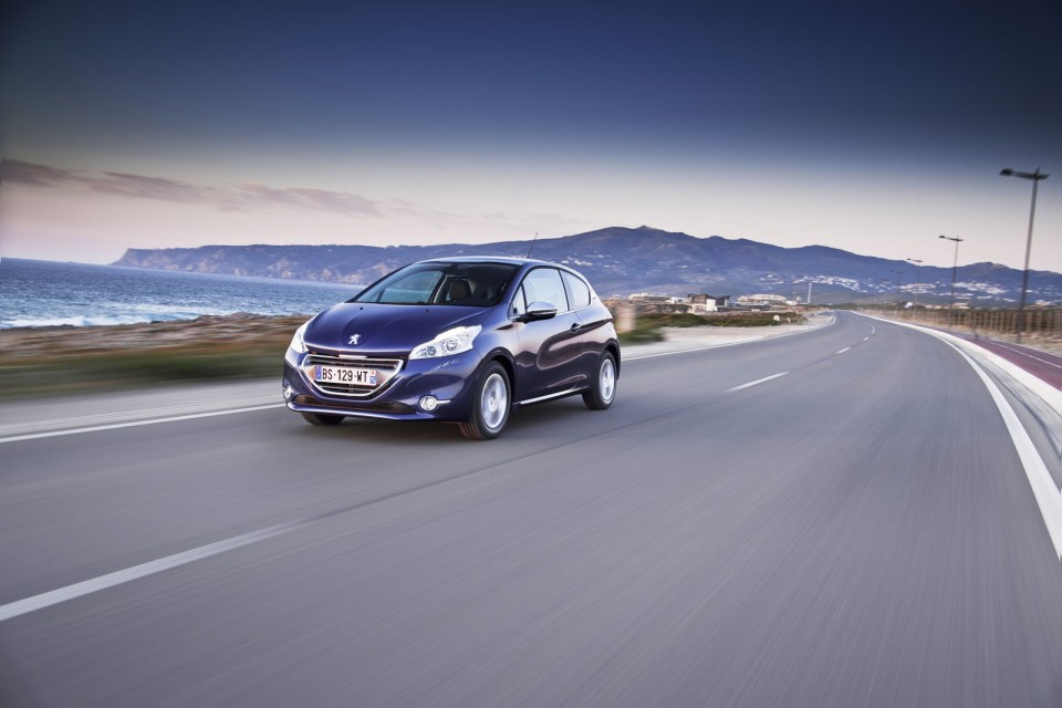 Photo officielle Peugeot 208 Allure Bleu Virtuel 039