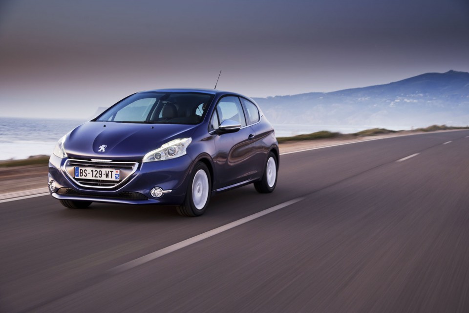 Photo officielle Peugeot 208 Allure Bleu Virtuel 042