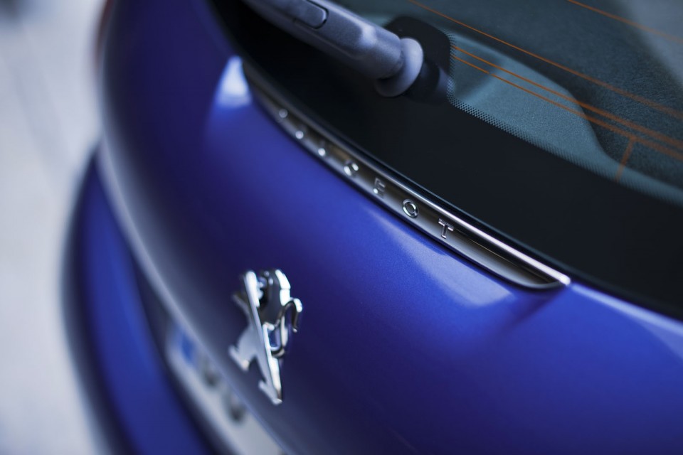 Photo officielle de d tail du volet de coffre d'une Peugeot 208 Allure Bleu