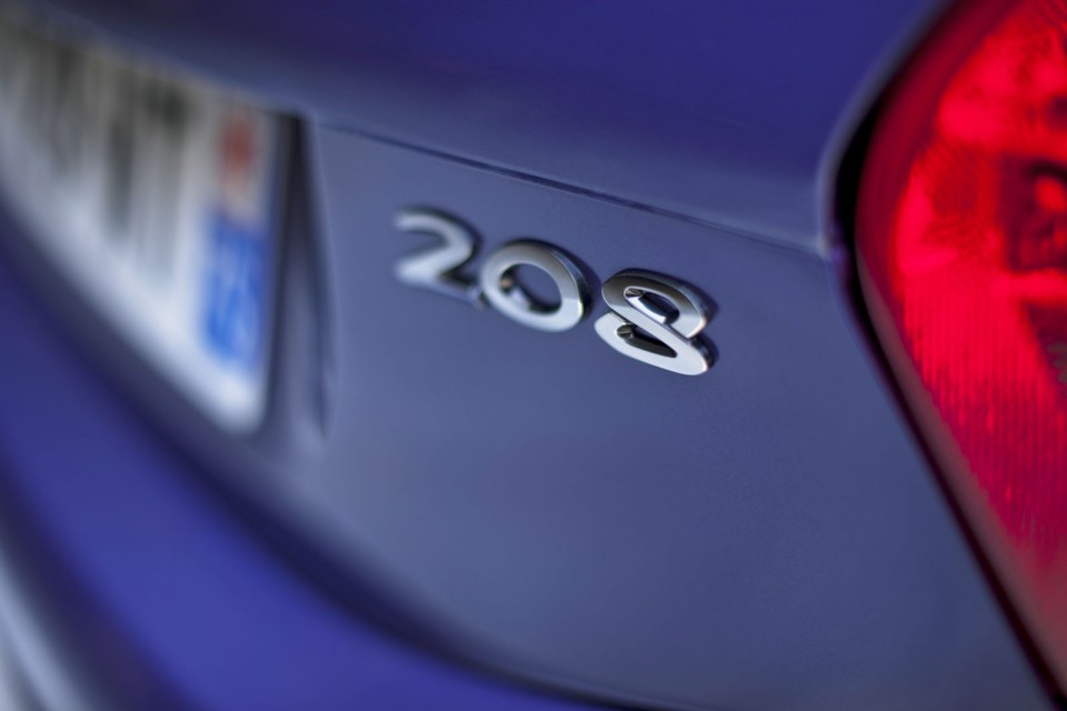 Logo 208 hayon coffre Peugeot 208 Allure Bleu Virtuel 045