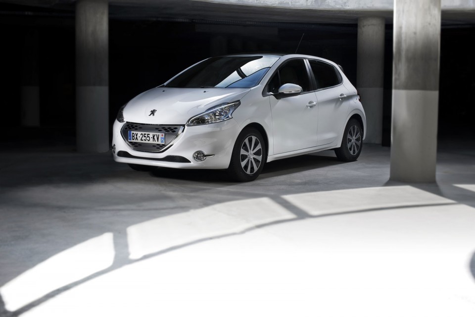 Photo officielle Peugeot 208 Active Blue Lion Blanc Banquise 046