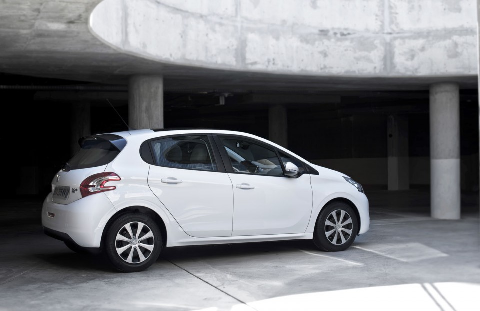 Photo officielle Peugeot 208 Active e-HDi Blue Lion Blanc Banquise 047